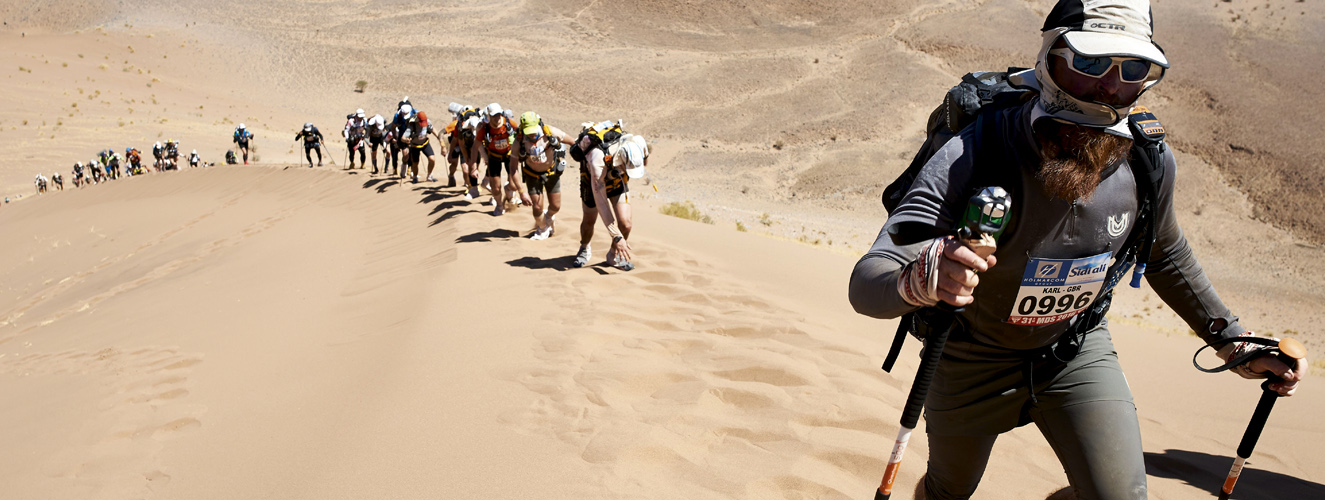 Teilnehmer des Marathon des Sables messen sich in der Sahara mit der Natur