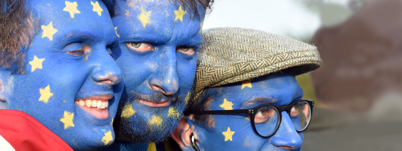 Foto zeigt drei Männer, die sich die Europafahne ins Gesicht gemalt haben