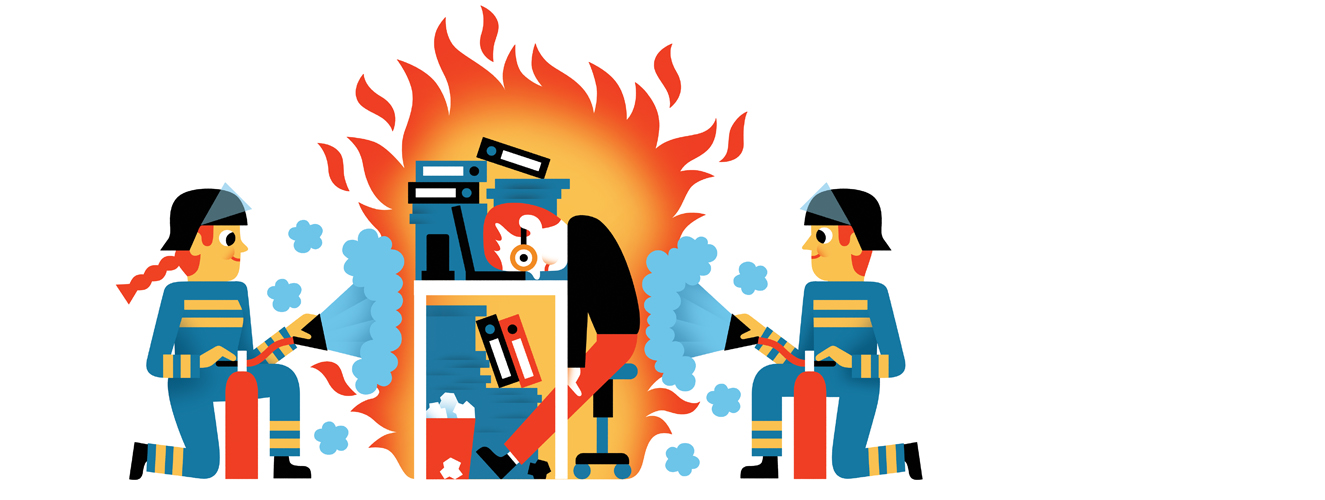 Die Illustration zeigt einen erschöpften Mann am brennenden Schreibtisch. Zwei Feuerwehrleute löschen.