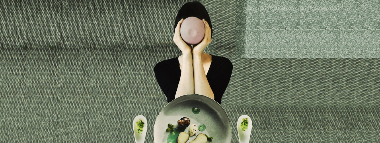 Collage zeigt eine Frau, die unter Druck gesetzt wird, sich gesund zu ernähren.