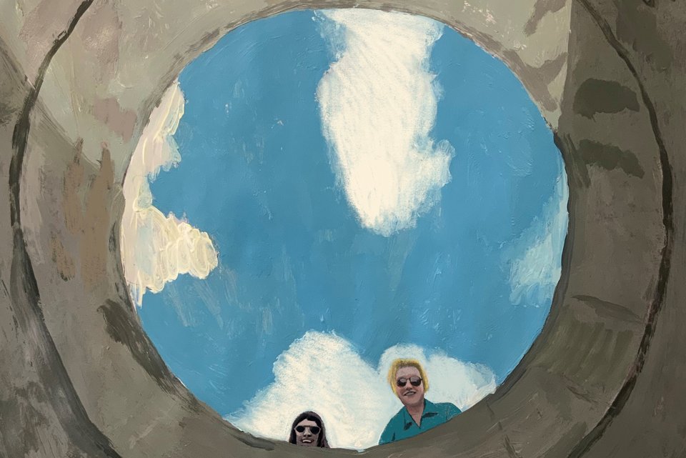 Die Illustration zeigt eine runde Öffnung in die zwei Personen hineinschauen, hinter ihnen sieht man den blauen Himmel mit weißen Wolken