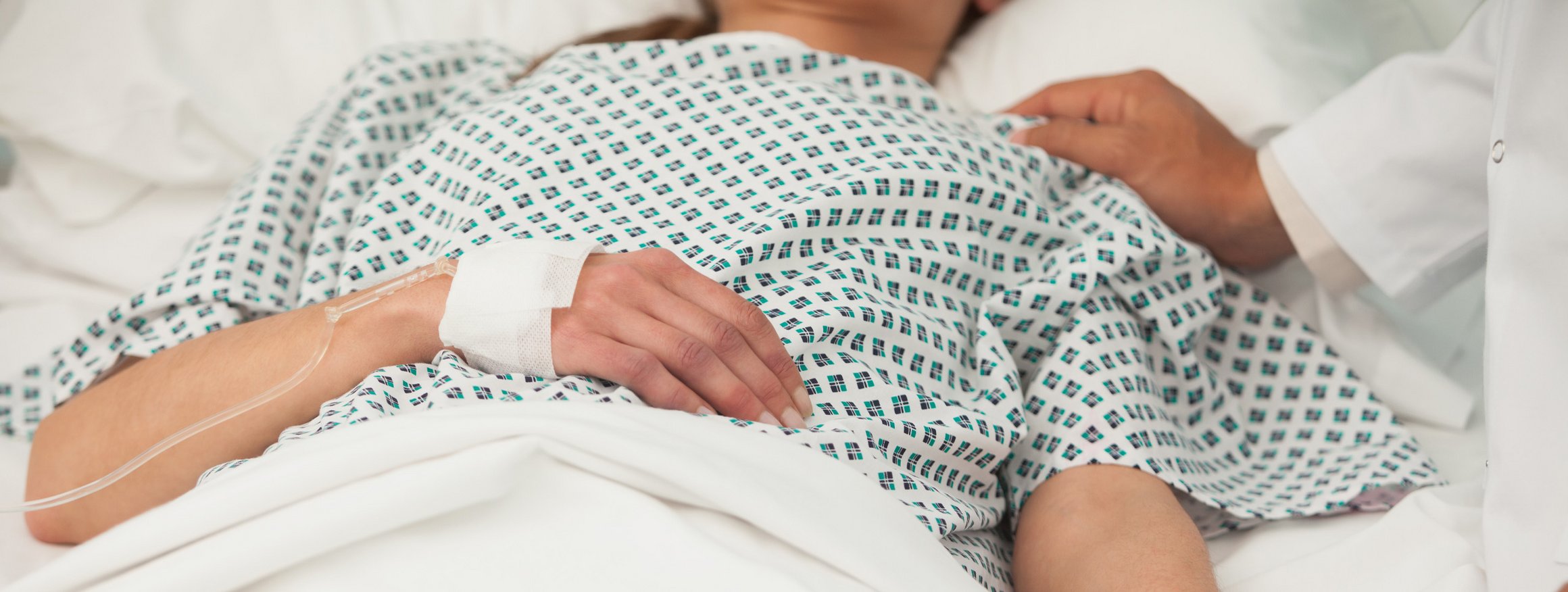 Eine Locked-in-Patientin liegt bewegungslos im Bett und ist in ihrem Körper eingeschlossen