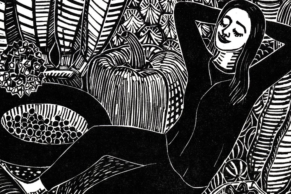 Die Illustration zeigt eine Frau, in entspannter Pose, umgeben von Lebensmitteln, wie zum Beispiel Paprika