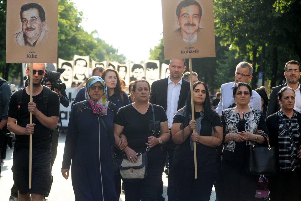 Demonstrierende zeigen am Tag der Urteilsverkündung im NSU-Prozess die Porträts der Ermordeten