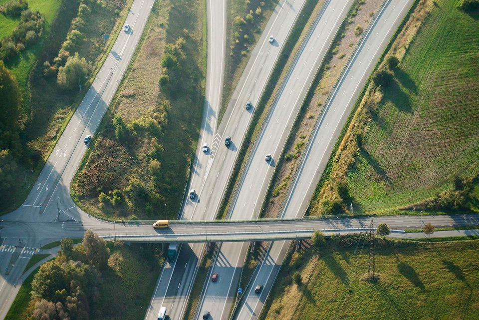 Autobahnstraßen, die sich kreuzen, die zum schnell fahren und auch zum Rasten genutzt werden