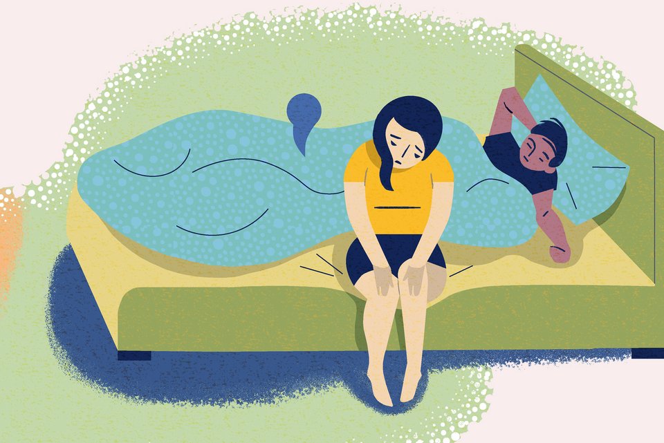 Die Illustration zeigt eine Frau, die traurig am Bettrand sitzt, während ihr Mann zufrieden bereits im Bett liegt