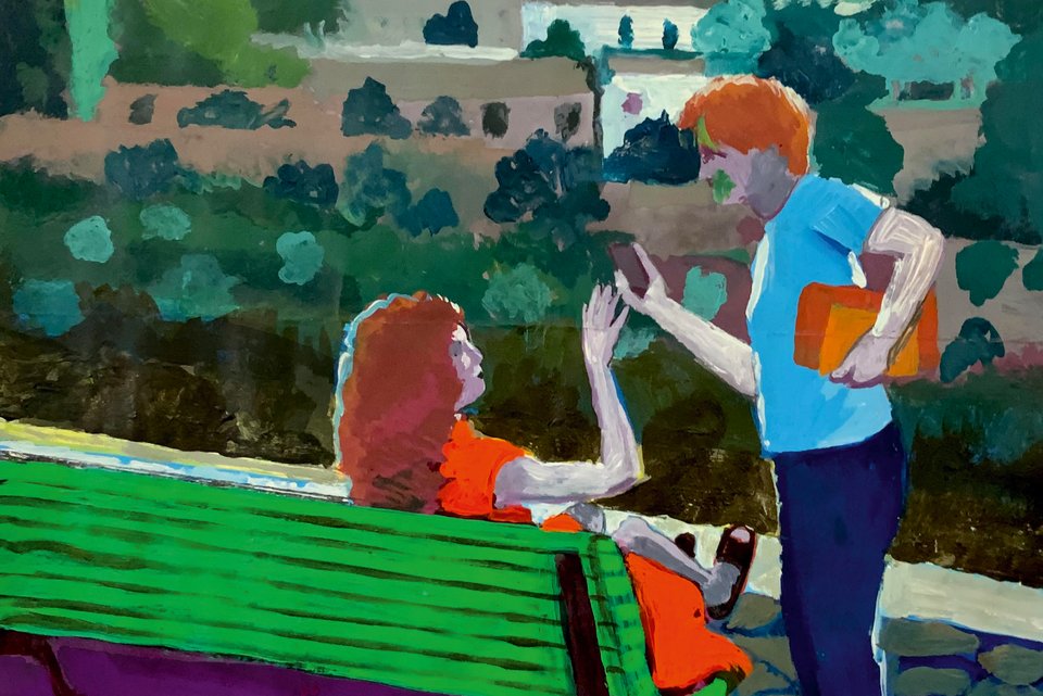 Eine Frau in rotem Sommerkleid sitz auf einer grünen Parkbank und ein Mann steht vor ihr und sie unterhalten sich und gestikulieren dabei