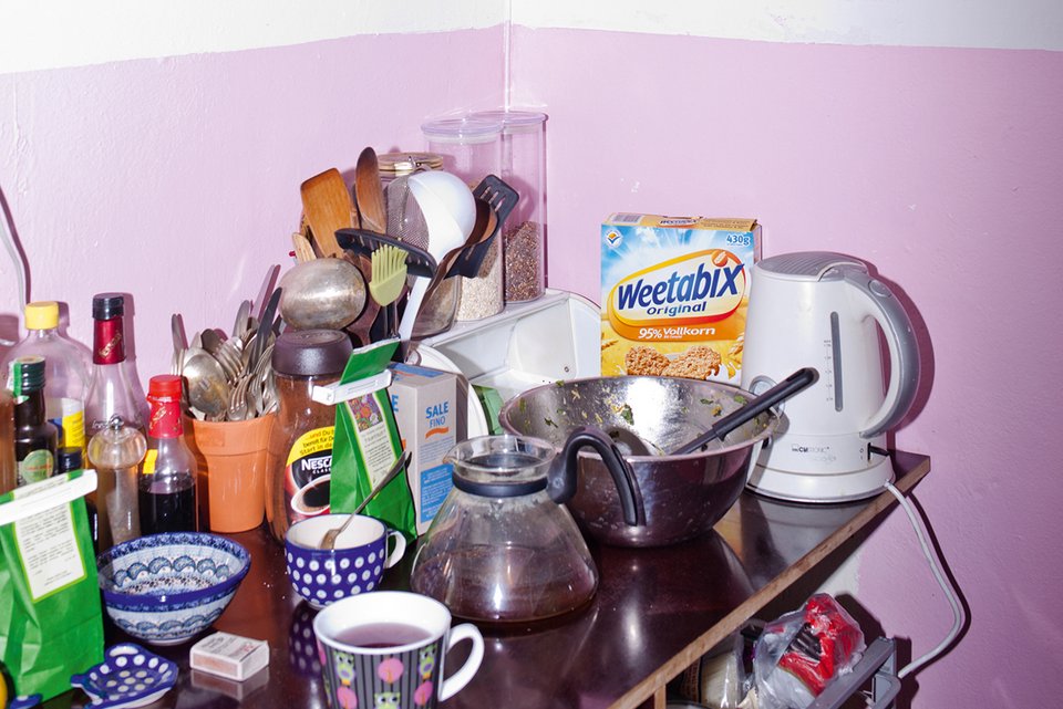 Foto zeigt eine kleine Küche mit einer unübersichtlichen Küchenablage.