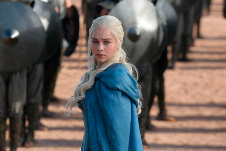 Szene aus Game of Thrones, Emilia Clarke und Krieger mit Schilden