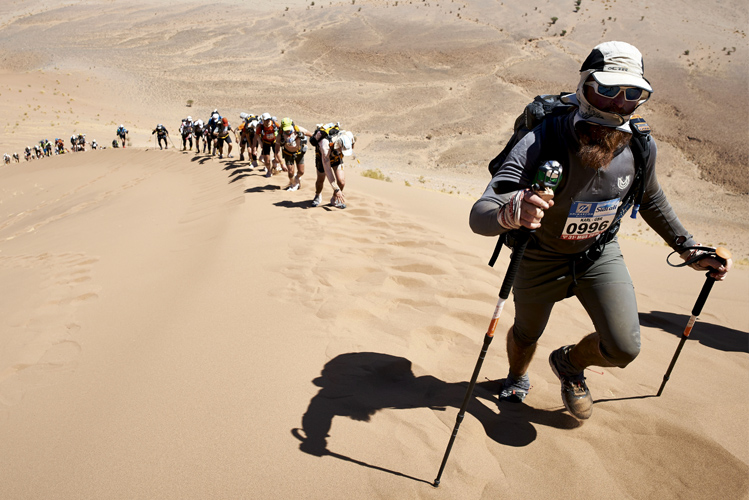 Teilnehmer des Marathon des Sables messen sich in der Sahara mit der Natur