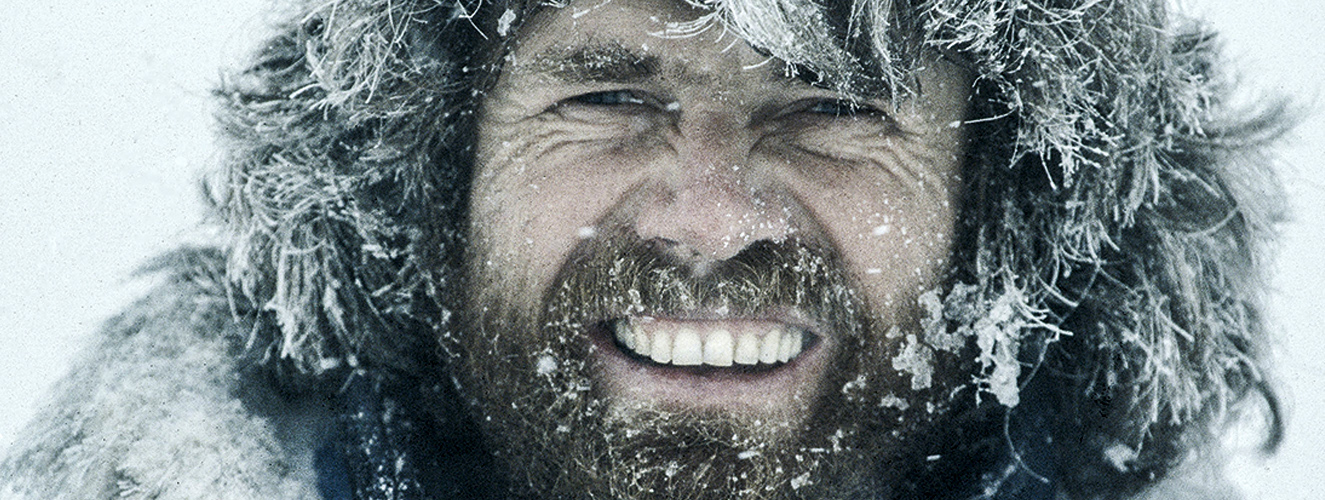 Bergsteiger und Extremsportler Reinhold Messner lachend mit Schnee im Gesicht in der Antarktis, 1989/90