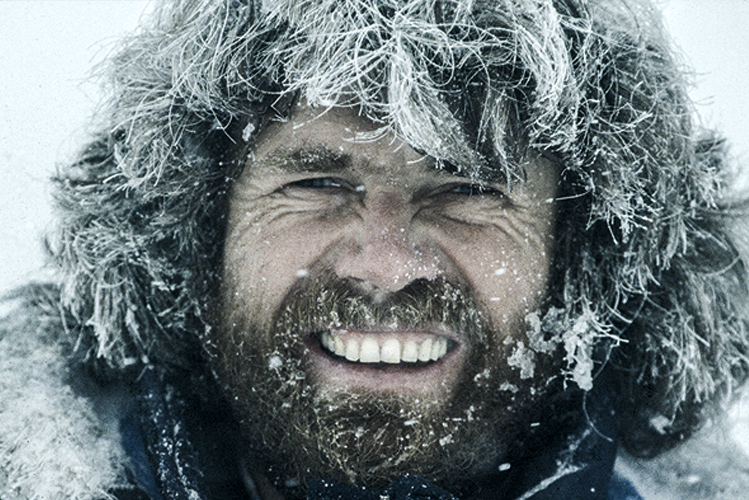 Bergsteiger und Extremsportler Reinhold Messner lachend mit Schnee im Gesicht in der Antarktis, 1989/90