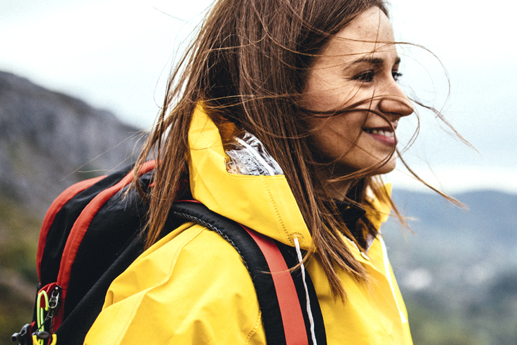 Frau beim Wandern lächelt über die Verbindung zur Natur und zu sich selbst