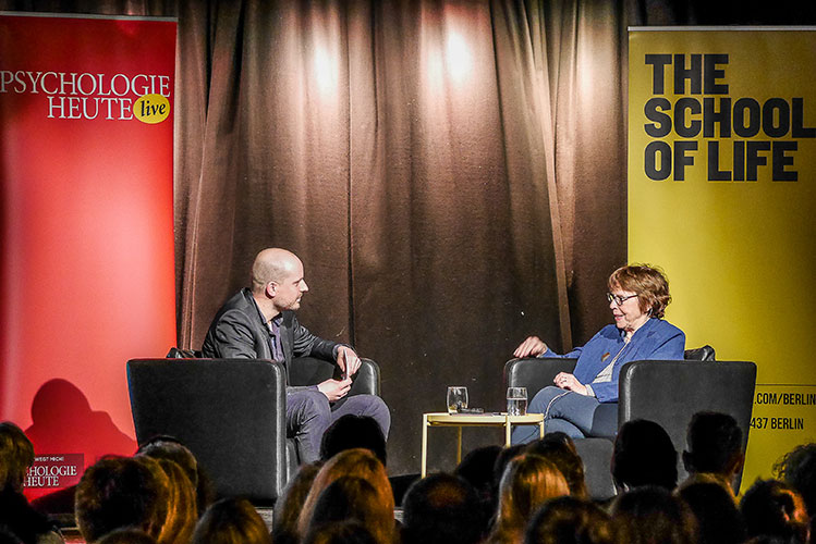 Der Philosoph Jörg Bernardy und die Psychoanalytikerin Eva Jaeggi sitzen sich gegenüber und reden miteinander.  