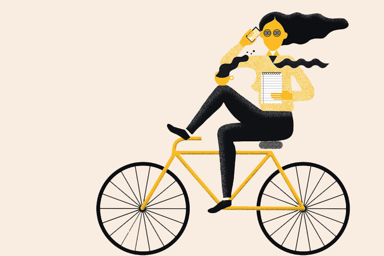 Die Illustration zeigt eine Frau, die Multitasking auf dem Fahrrad macht, indem sie gleichzeitig Fahrrad fährt, Kaffee trinkt, einen Notizblock in der Hand hält und dabei telefoniert