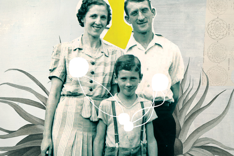 Eine alte Fotografie zeigt Mutter, Vater und Sohn, die freundlich schauen, darunter spiegelt sich ein weißer Schatten, der die Kindheit symbolisiert