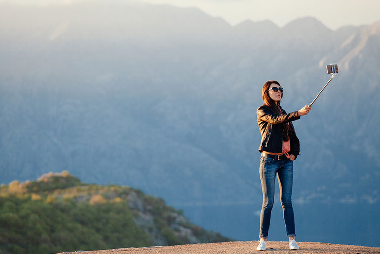 Frau macht ein Selfie in den Bergen