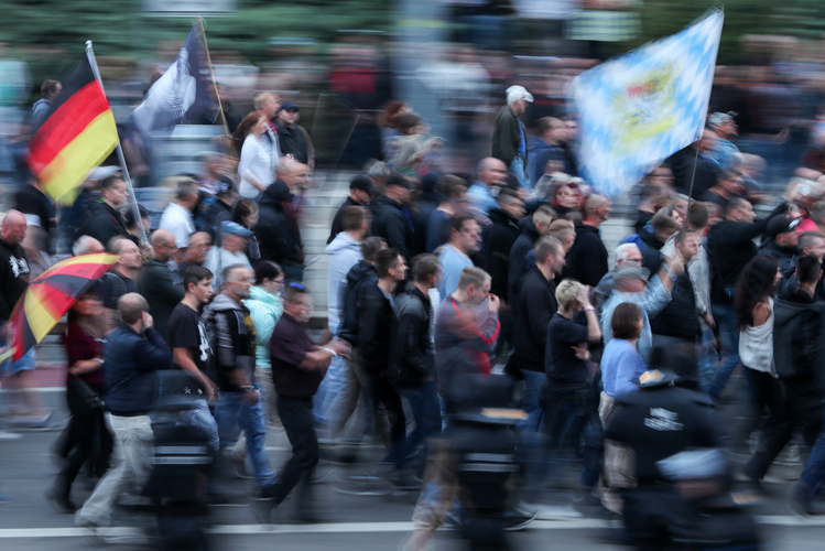 Rechte Demonstranten mit Fahnen demonstrieren aggressiv in der Öffentlichkeit