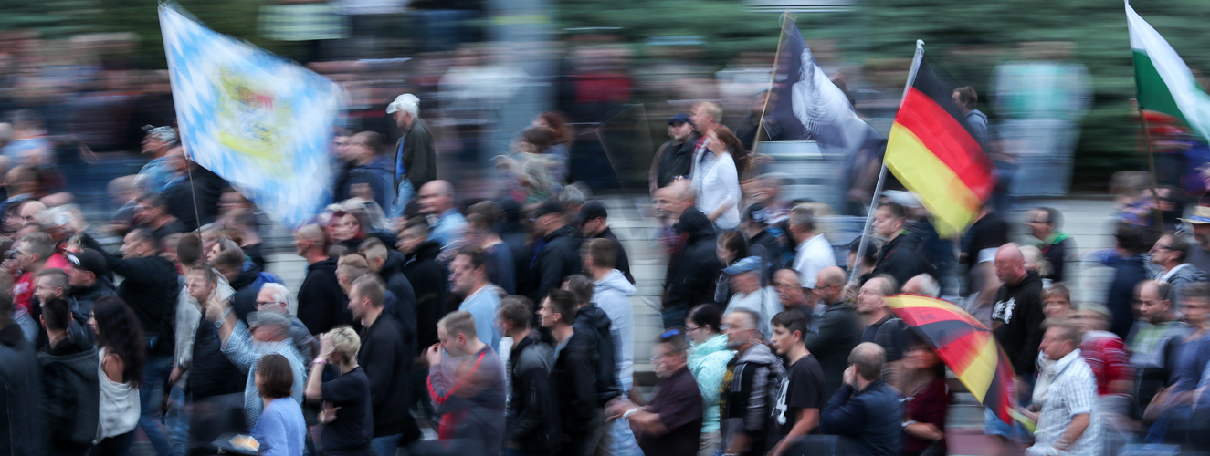 Rechte Demonstranten mit Fahnen demonstrieren aggressiv in der Öffentlichkeit