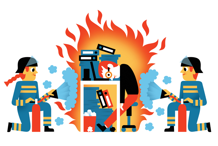 Die Illustration zeigt einen erschöpften Mann am brennenden Schreibtisch. Zwei Feuerwehrleute löschen.