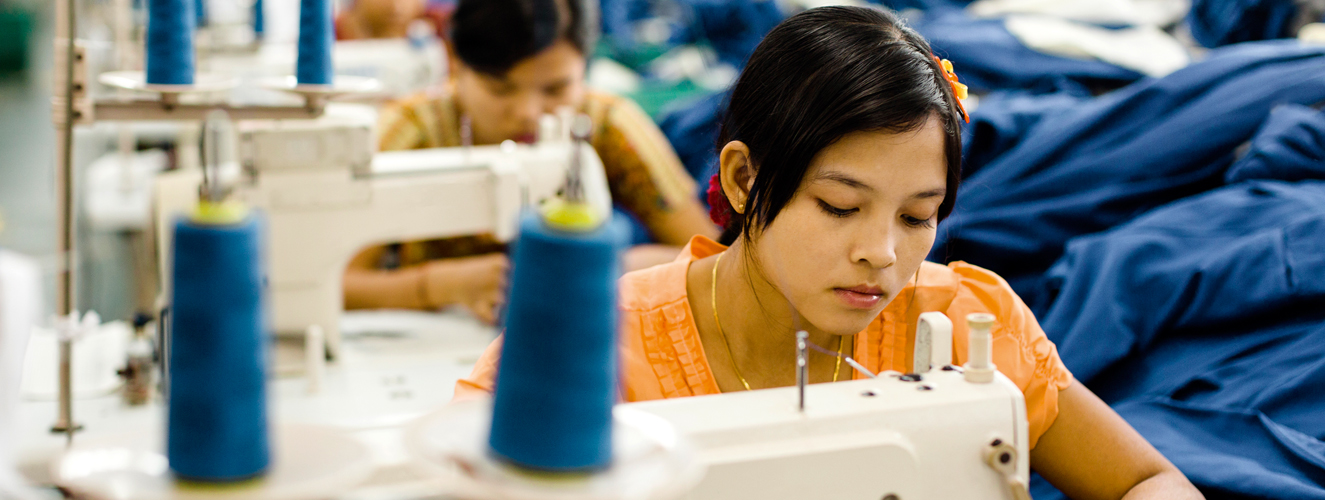 Asiatische Näherinnen bei der Arbeit in einer Fabrik.