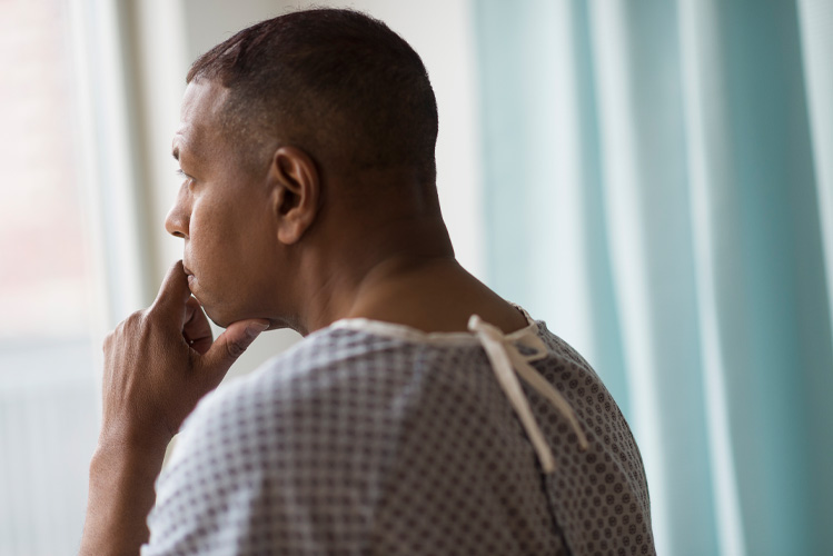 Ein Patient im Krankenhaus schaut nachdenklich aus dem Fenster und zweifelt, ob seine Entscheidung zur Organspende richtig ist