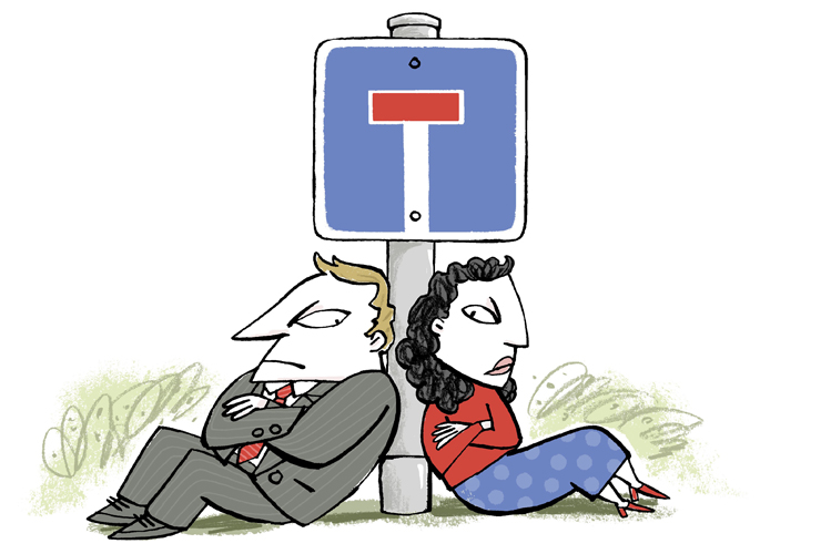 Ein Mann und eine Frau sitzen angelehnt an einem Sackgasse-Verkehrsschild auf dem Boden und schauen sich dabei böse an