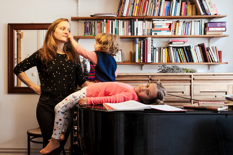 Judith Utz und ihre Töchter Carlotta und Selma, fotografiert am 09.10.2019 in ihrer Wohnung in Berlin-Neukölln.
