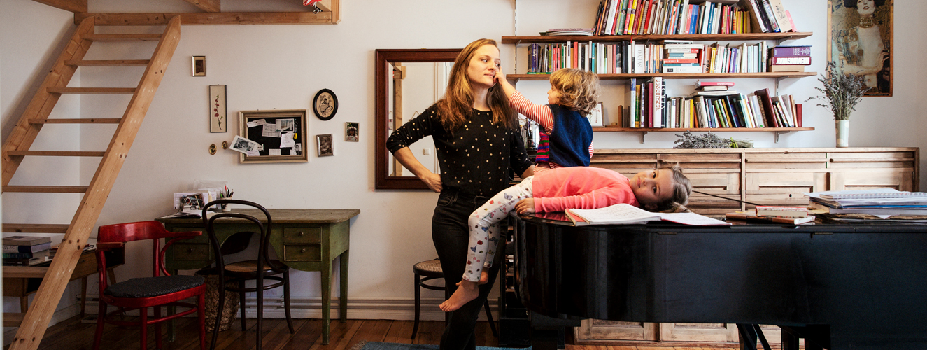 Judith Utz und ihre Töchter Carlotta und Selma, fotografiert am 09.10.2019 in ihrer Wohnung in Berlin-Neukölln.