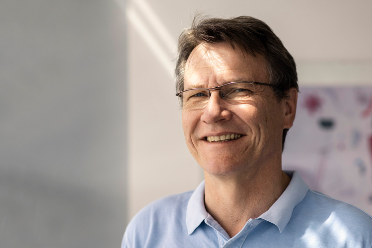 Der Psychologe, Jan Born, lächelt und ist ein Grenzgänger zwischen der Psychologie und den Naturwissenschaften