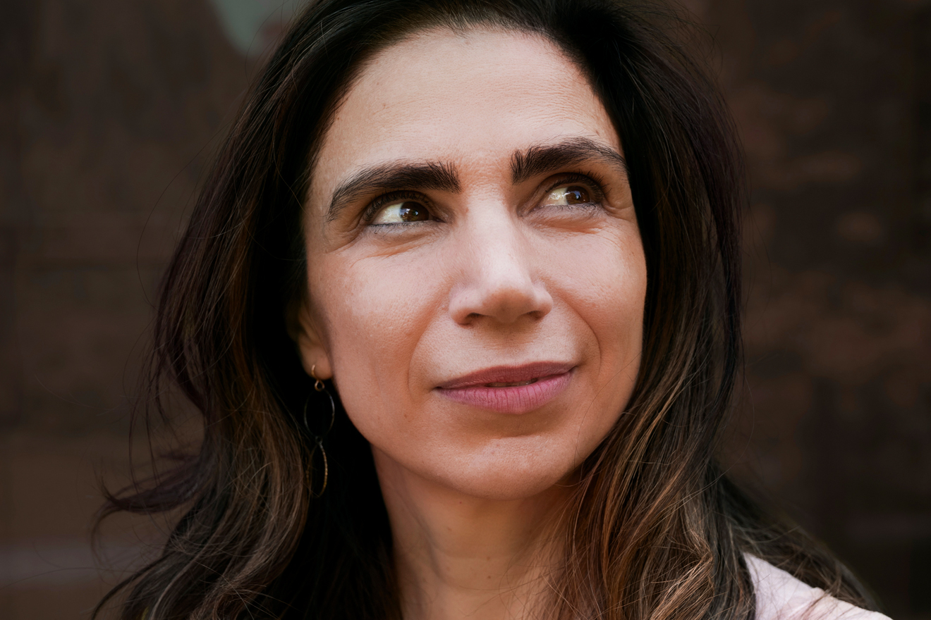 Die Schriftstellerin Dana Grigorcea liegt auf einer Wiese