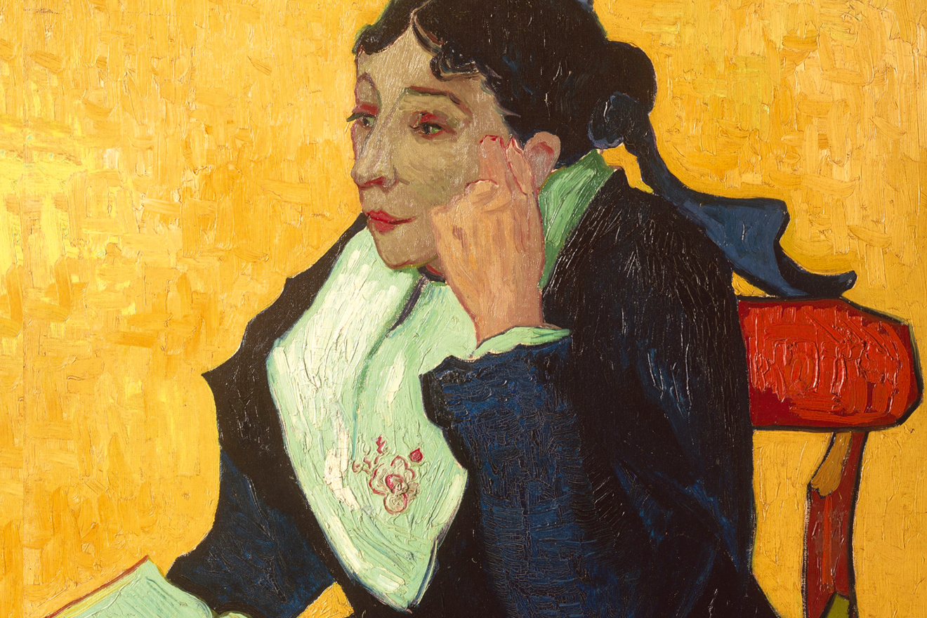 Das Bild zeigt eine Frau mit einem Buch, die nachdenklich eine Hand an der Schläfe hält