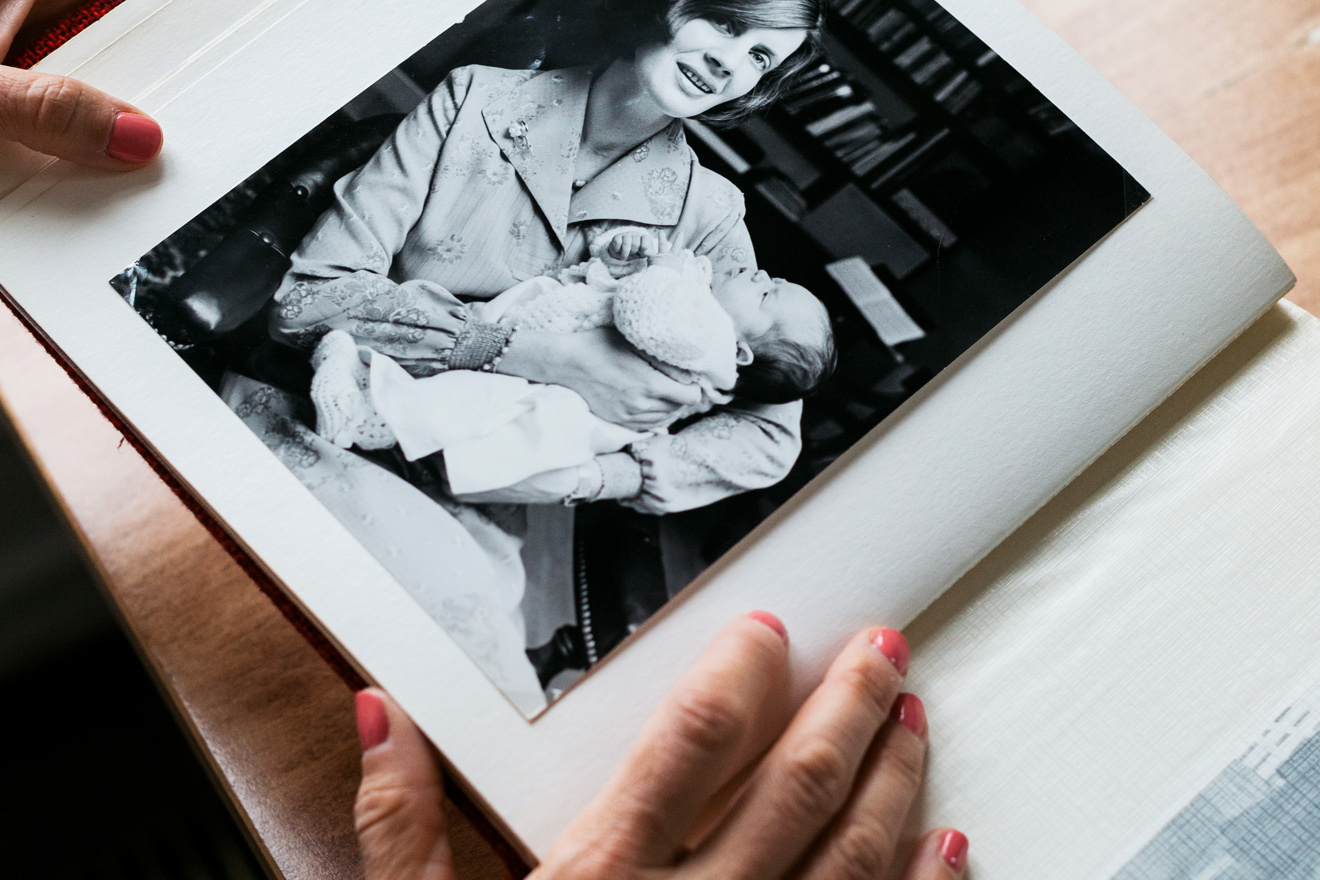 Eine Fotoalbumseite zeigt die zwei Monate alte Schriftstellerin Louise Brown in den Armen ihrer Mutter