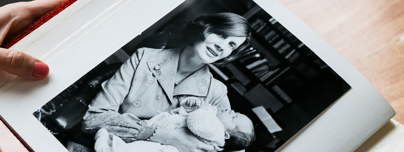 Eine Fotoalbumseite zeigt die zwei Monate alte Schriftstellerin Louise Brown in den Armen ihrer Mutter