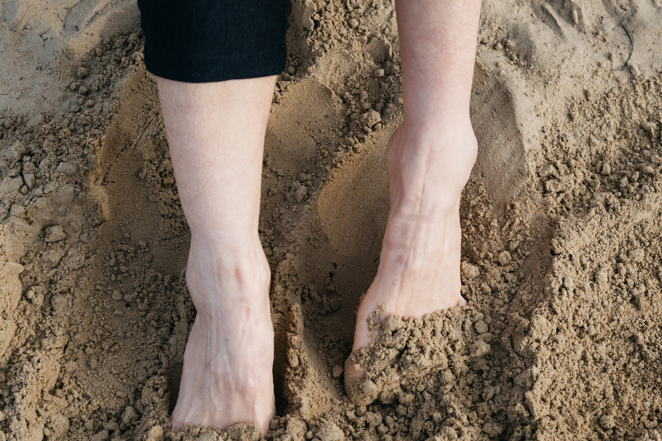 Die vernarbten Füße der Schriftstellerin Maren Wurster im Sand