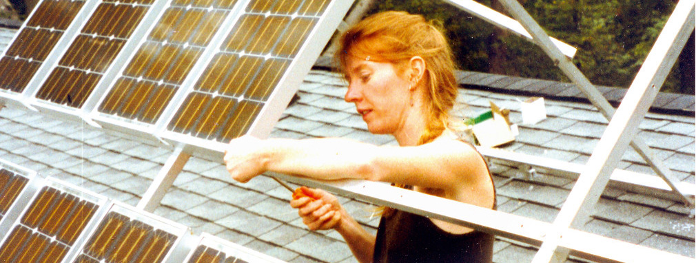 Eine Frau in der Kommune Twin Oaks arbeitet an einer Solarpanele