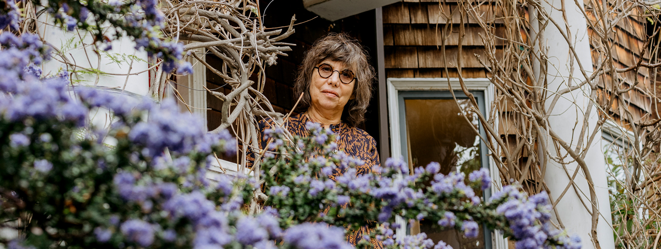 Die Forscherin, Alison Gopnik, schaut au einem Fenster