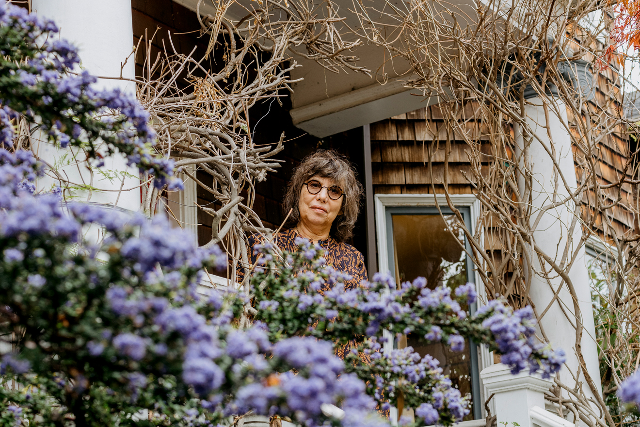 Die Forscherin, Alison Gopnik, schaut au einem Fenster