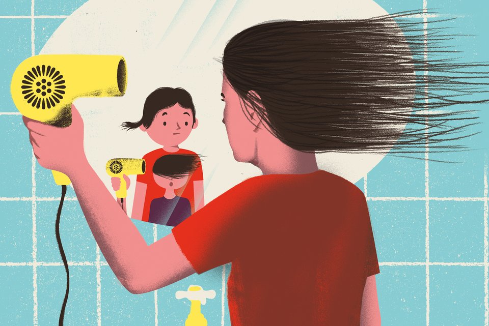 Die Illustration zeigt eine Frau vor dem Badezimmerspiegel, die sich mit einem gelben Föhn die Haare föhnt, während sie sich im Spiegel sieht als Kind mit ihrem kleinen Geschwisterchen, um das sie sich kümmert