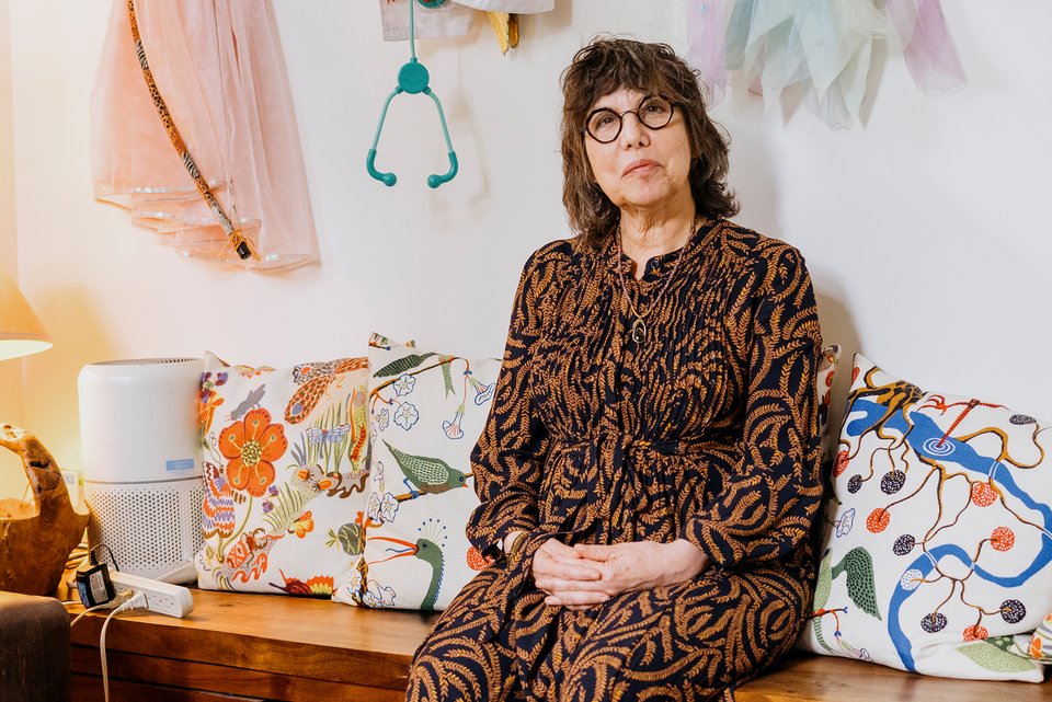 Die Forscherin, leidenschaftliche Mutter und Großmutter, Alison Gopnik, sitzt bei sich zuhause in einem Spielzimmer für ihre zahlreichen Enkel