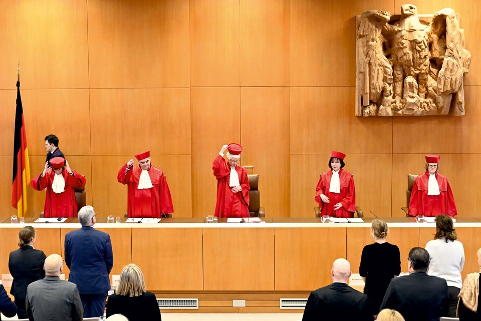 Richter in roten Roben im Bundesverfassungsgericht bei einem Urteil zu dem Recht auf selbstbestimmtes Sterben