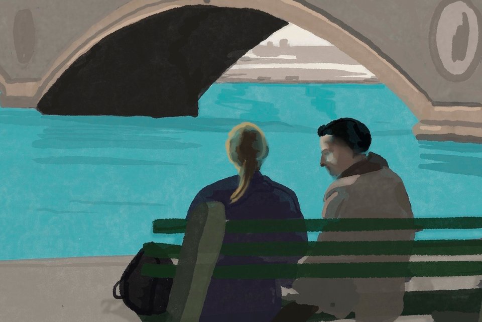 Die Illustration zeigt eine Frau und einen Mann, die auf einer Bank sitzen vor einem Fluss über den eine große Brücke geht