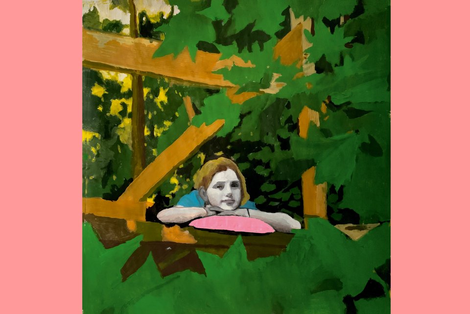 Das Gemälde zeigt ein Mädchen, dass mit einem rosa Kissen seinen Hände und Kopf auf einem Gartenzaun gelegt hat und verträumt in den grünen Blätterwald schaut