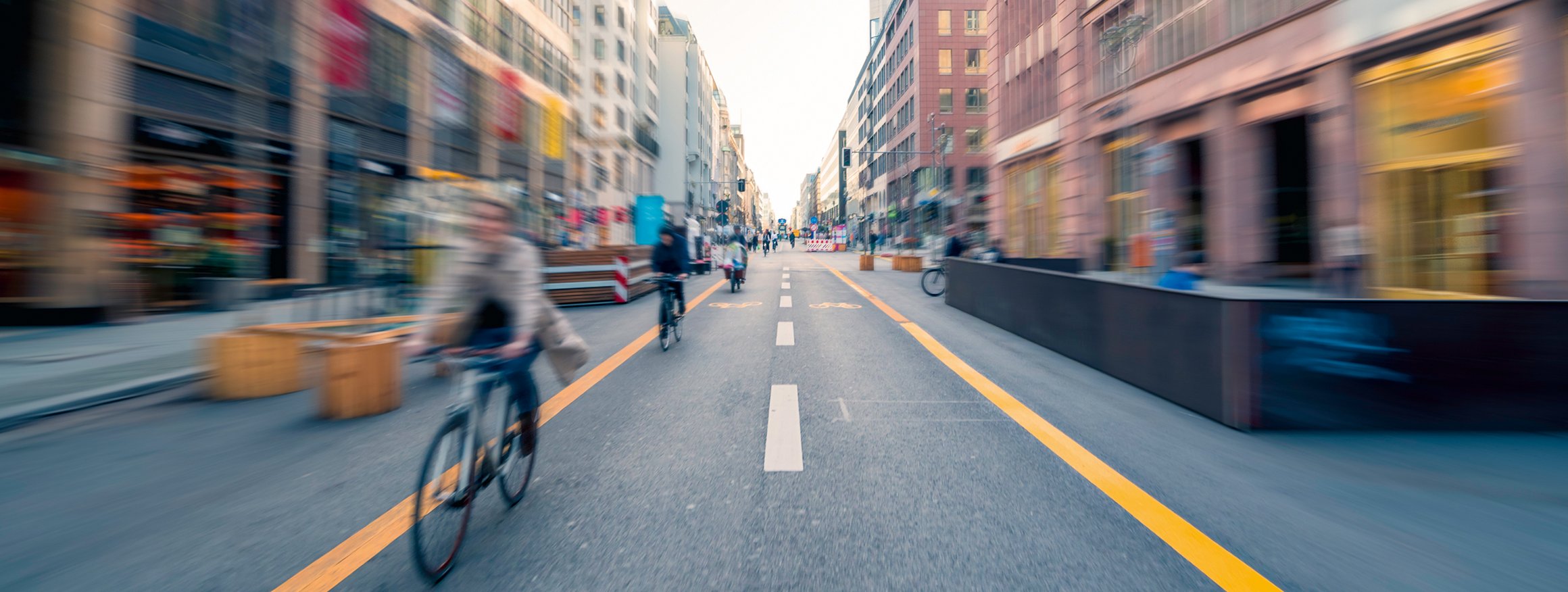 Radfahrer fahren in einer Stadt auf einem großen Fahrradweg