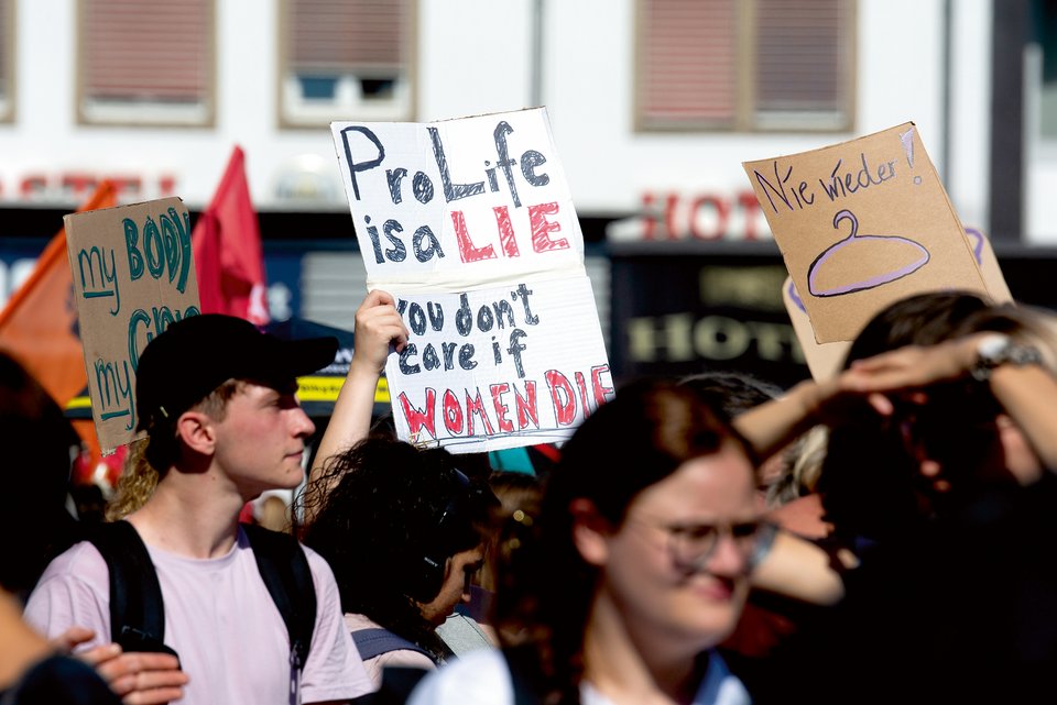 Mehrere Menschen mit Kartonschildern bei einer Pro-Life-Demonstrastration in Köln