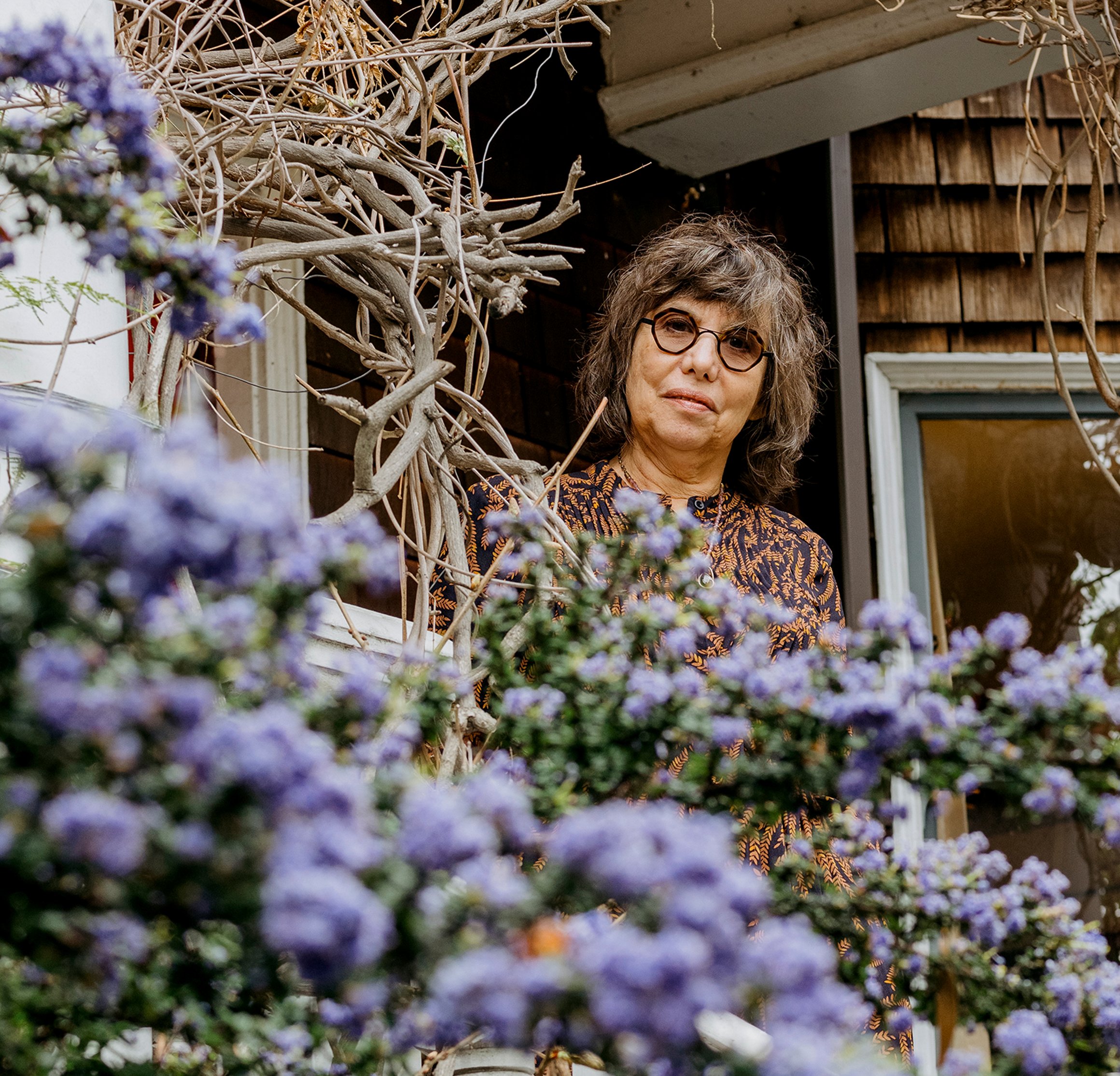 Das Foto zeigt Alison Gopnik vor ihrem Haus im kalifornischen Berkeley.
