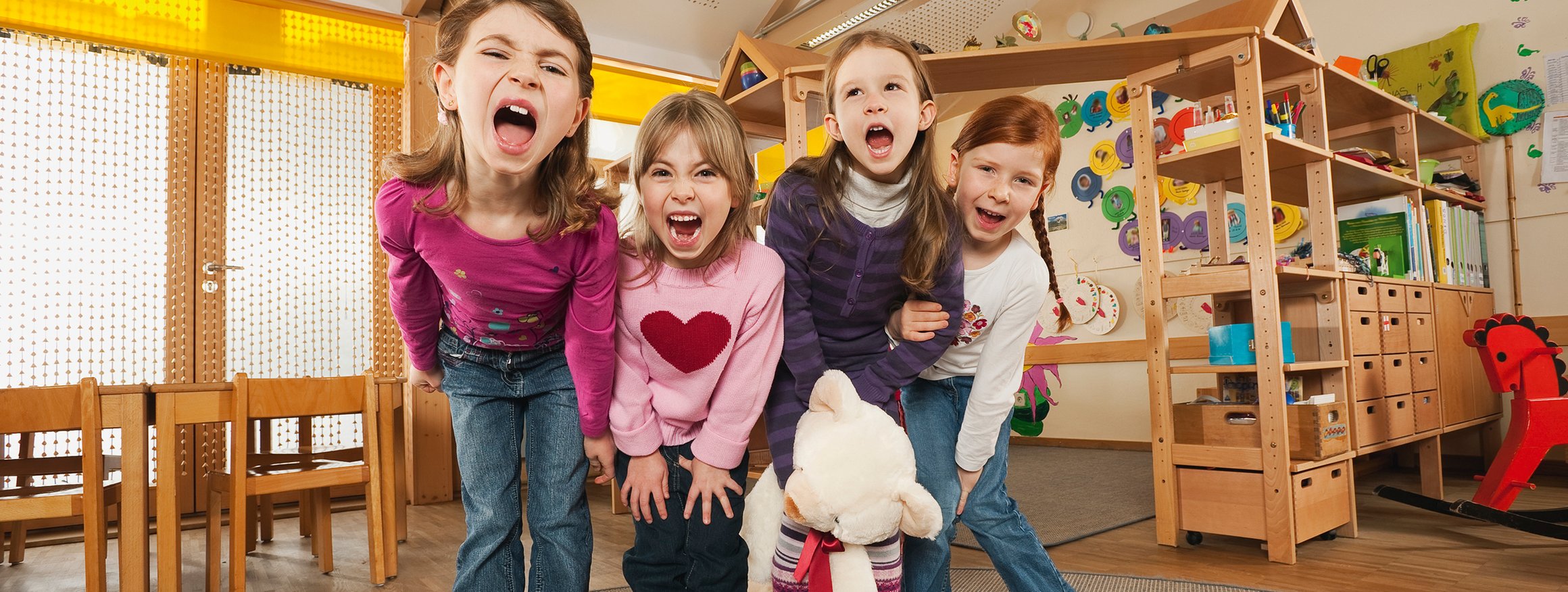 Kindergartenkinder haben ihre Münder weit auf und schreien