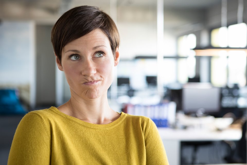 Eine junge Frau denkt nach, weil sie an Gesichtsblindheit leidet und sich einfach keine Gesichter merken kann