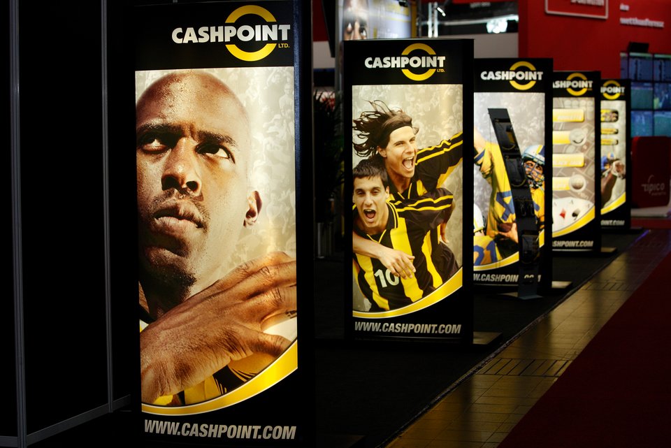 Ein Messestand mit Werbeplakaten des Sportwetten-Anbieters Cashpoint