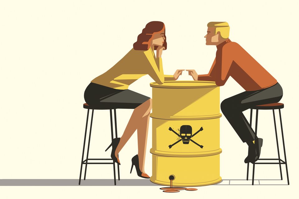 Das Bild zeigt eine Frau und einen Mann, die an einem Tisch sitzen und sich verliebt ansehen. Doch der Tisch ist ein Fass voller Gift mit einem Totenkopf darauf.
